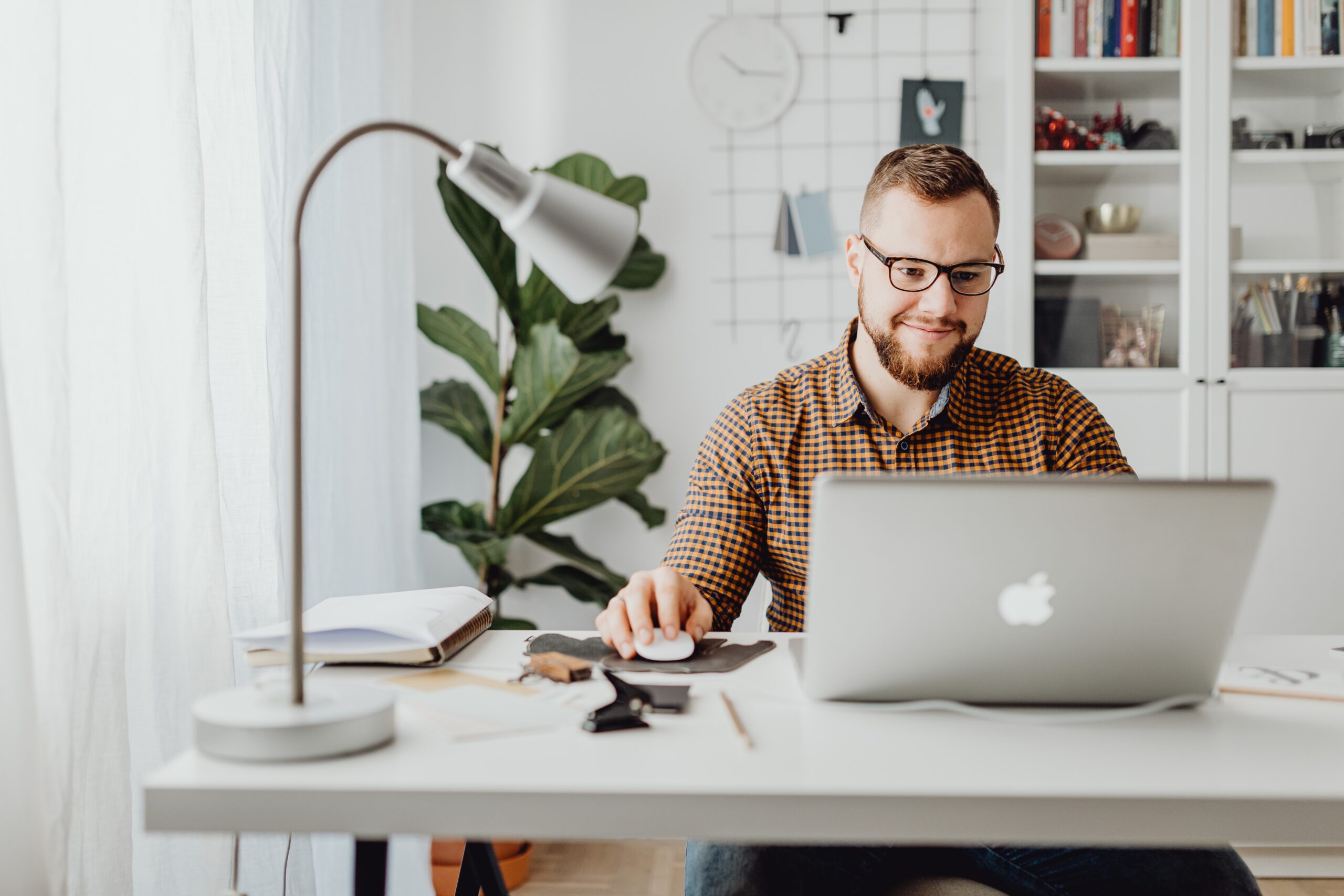 Man using Mac